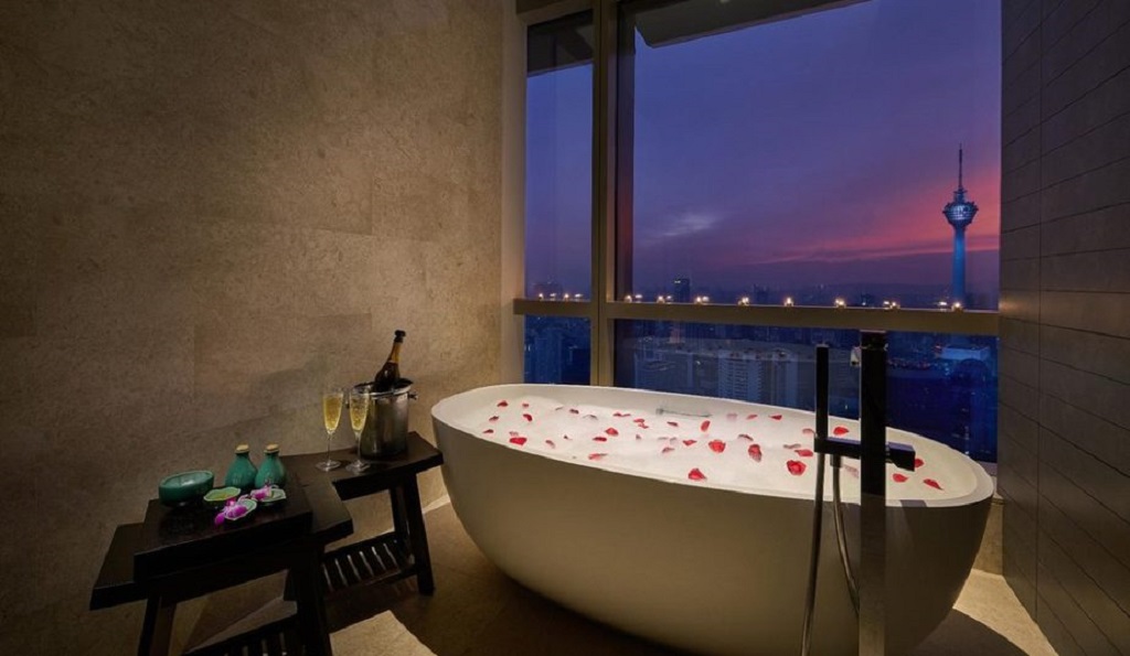 What is a Garden Tub in a Hotel? A Relaxing Escape