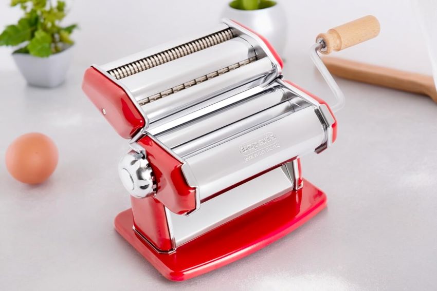 Hand-crank operation of the Imperia pasta machine during a manual pasta-making review.
